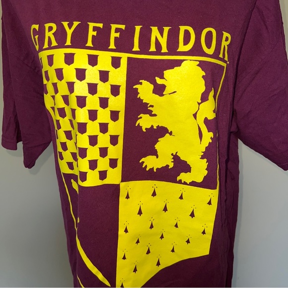 Harry Potter Gryffindor Crest Crewneck Adult Maroon T-Shirt Size Large - Picture 2 of 8